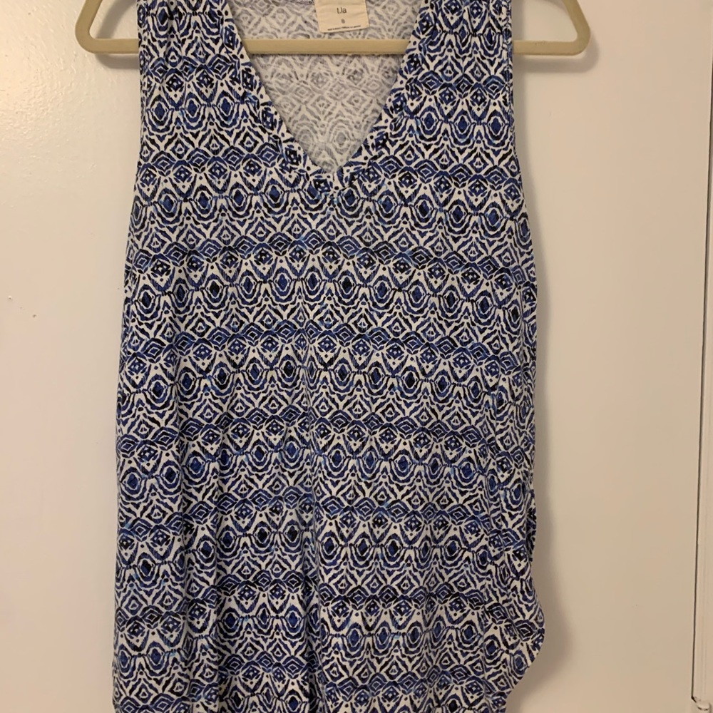 t.la Printed Shirt size small